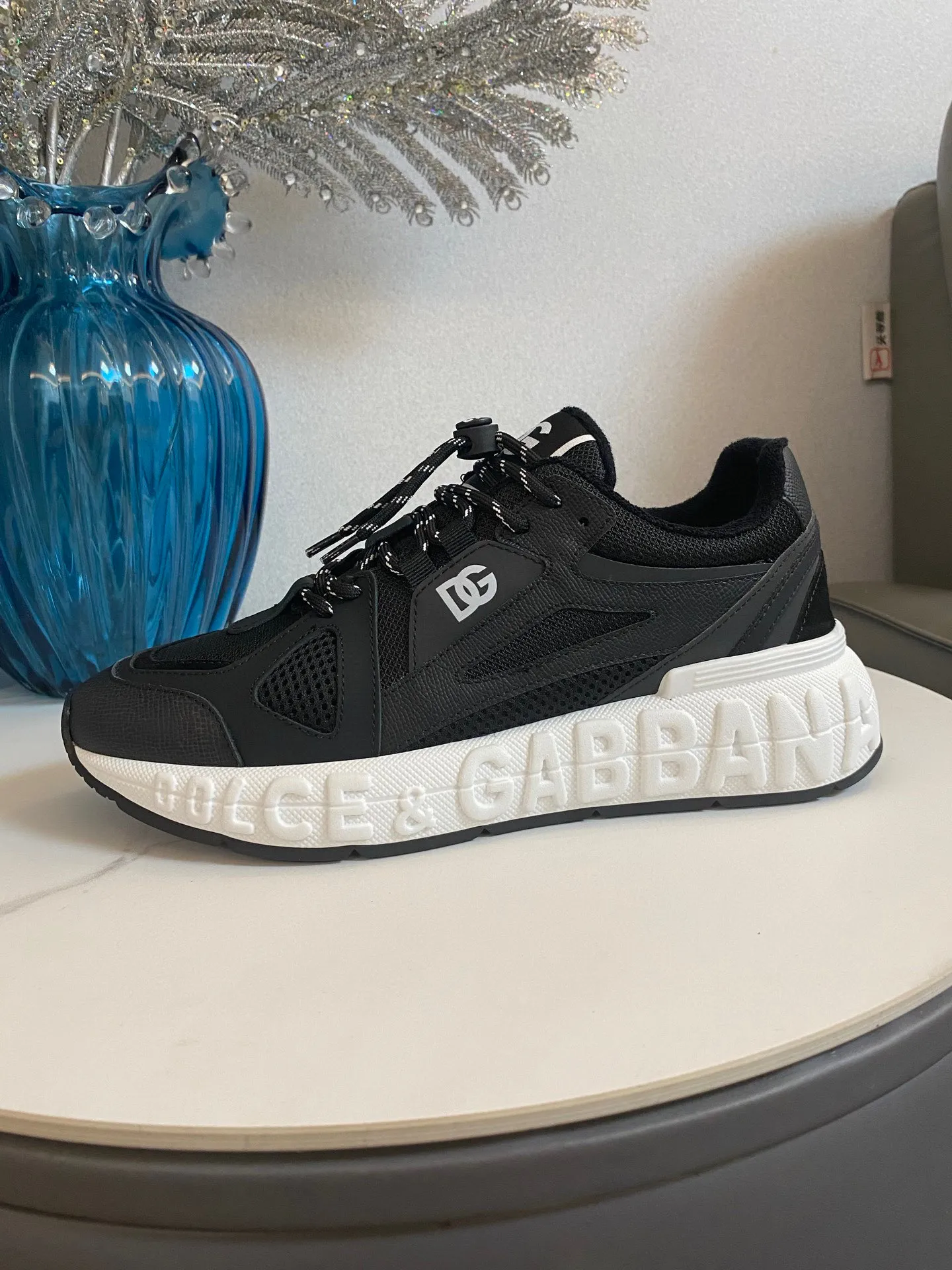 Men's men's shoes💰580 Dolce&Gabbana Dolce & Gabbana's latest popular D&G couple's dad shoes Airmaster series casual sports shoes original purchase development and production Airmaster shoes draw inspiration from Daymaster's iconic shape, while lightening the middle part of the sole to present a more sporty appearance. Nylon upper with contrasting suede and calfskin details. The tongue, heel and back sole are embellished with the DG logo, and the micro-injection logo rubber label is the icing on the cake. Exquisitely packaged at the delivery counter🛍📦 ▪️ Fabric: Original imported first-layer cowhide ▪️ Lining: Customized breathable towel lining ▪️ Sole: Original molded PU+TPU material ▪️ Bottom thickness: 5CM ▪️ Size: Women's 35-40/Men's 39-44 (45 46 customized)